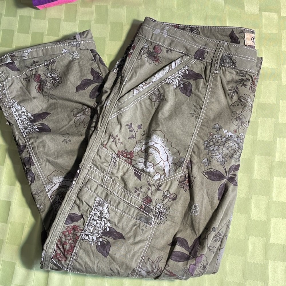 Democracy Olive Green Floral Cropped Pants